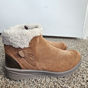 BZees Woman’s Ankle Boots Suede Faux Fur  Size 10w